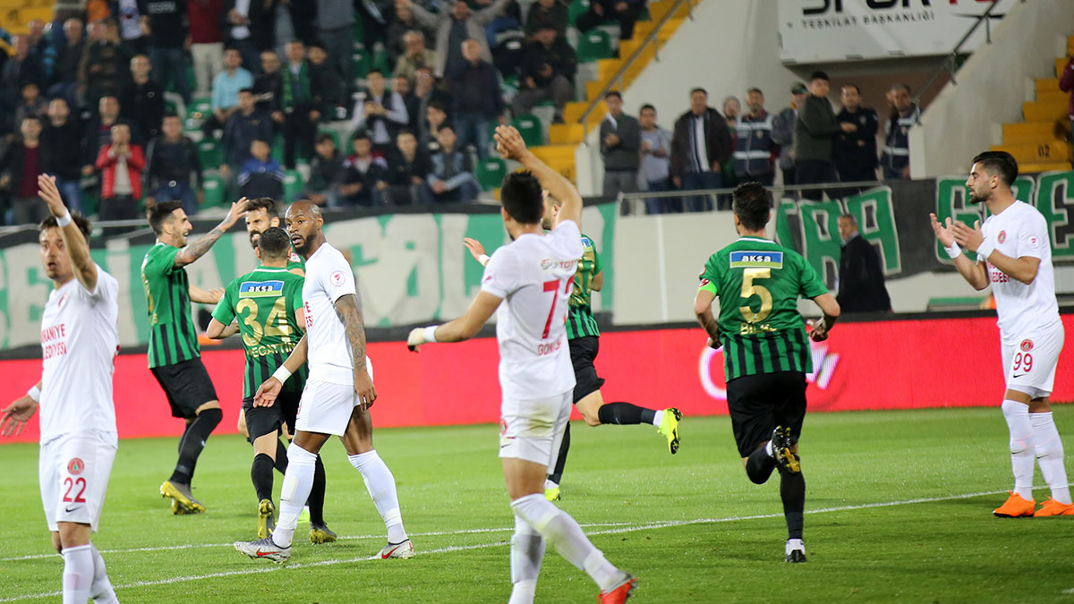 Ziraat Türkiye Kupası'nın ilk finalisti Akhisarspor oldu