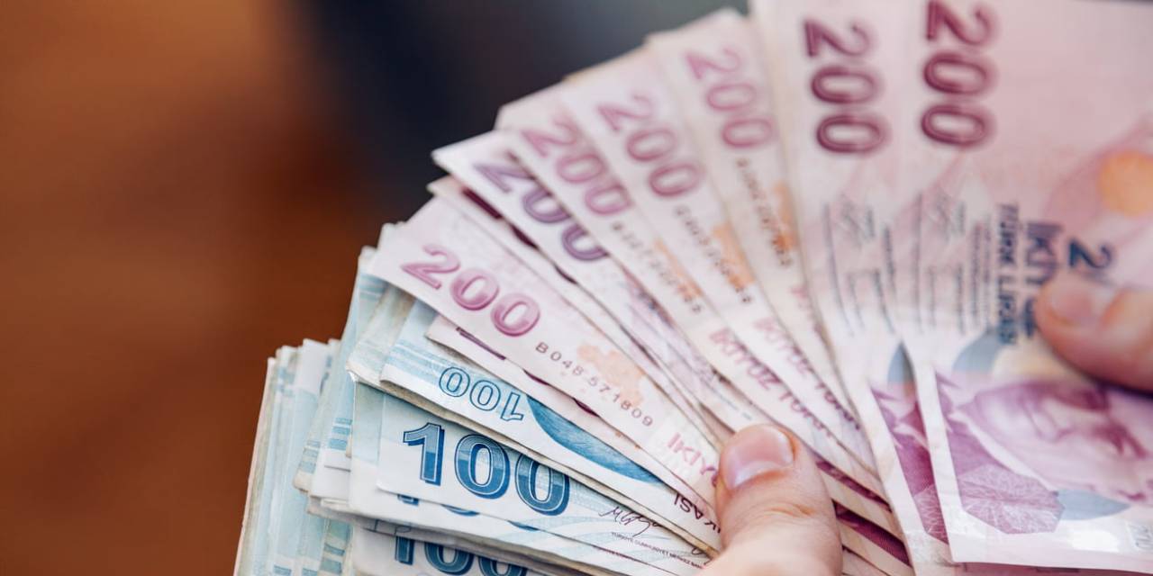 Zam geldi. 5 bin 584 liralık aylık hesaplara yatırıldı
