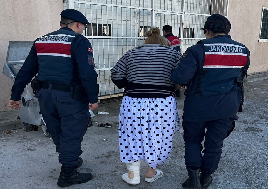 Jandarmayı görünce kaçmak için balkondan atladı