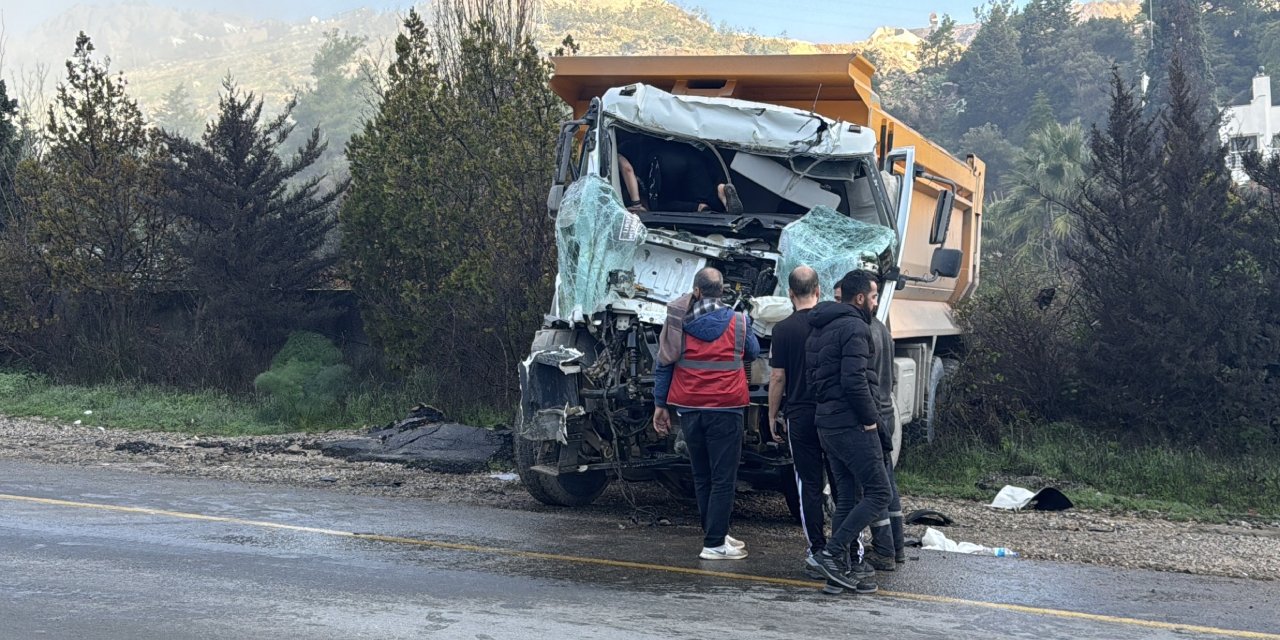 Hafriyat kamyonları kafa kafaya girdi. 1 kişi ağır yaralandı