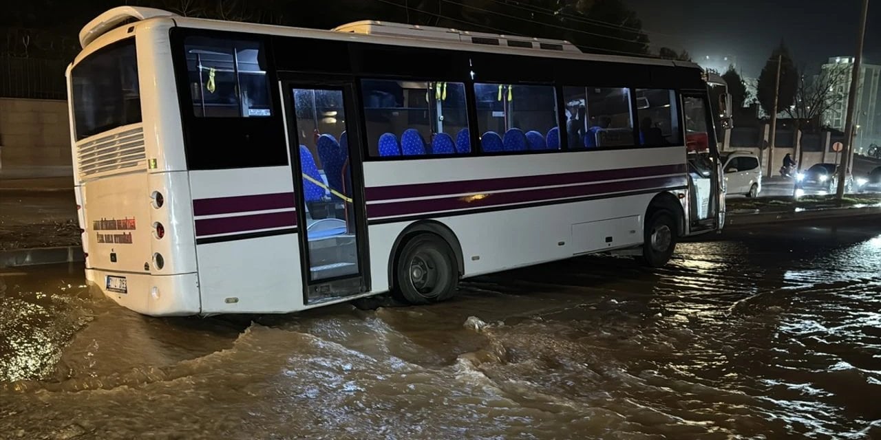 Halk otobüsü çukura düştü