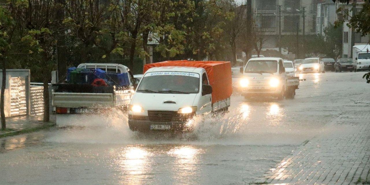 İki ili sağanak vurdu. Trakya'dan girdi