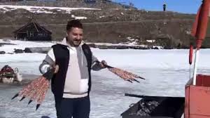 Donmuş Çıldır Gölü üzerinde mangal yakıp kebap pişirdi