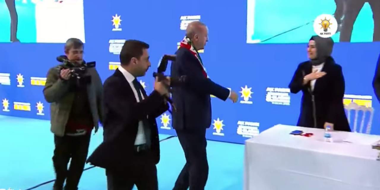 Erdoğan'ın elini havada bıraktı