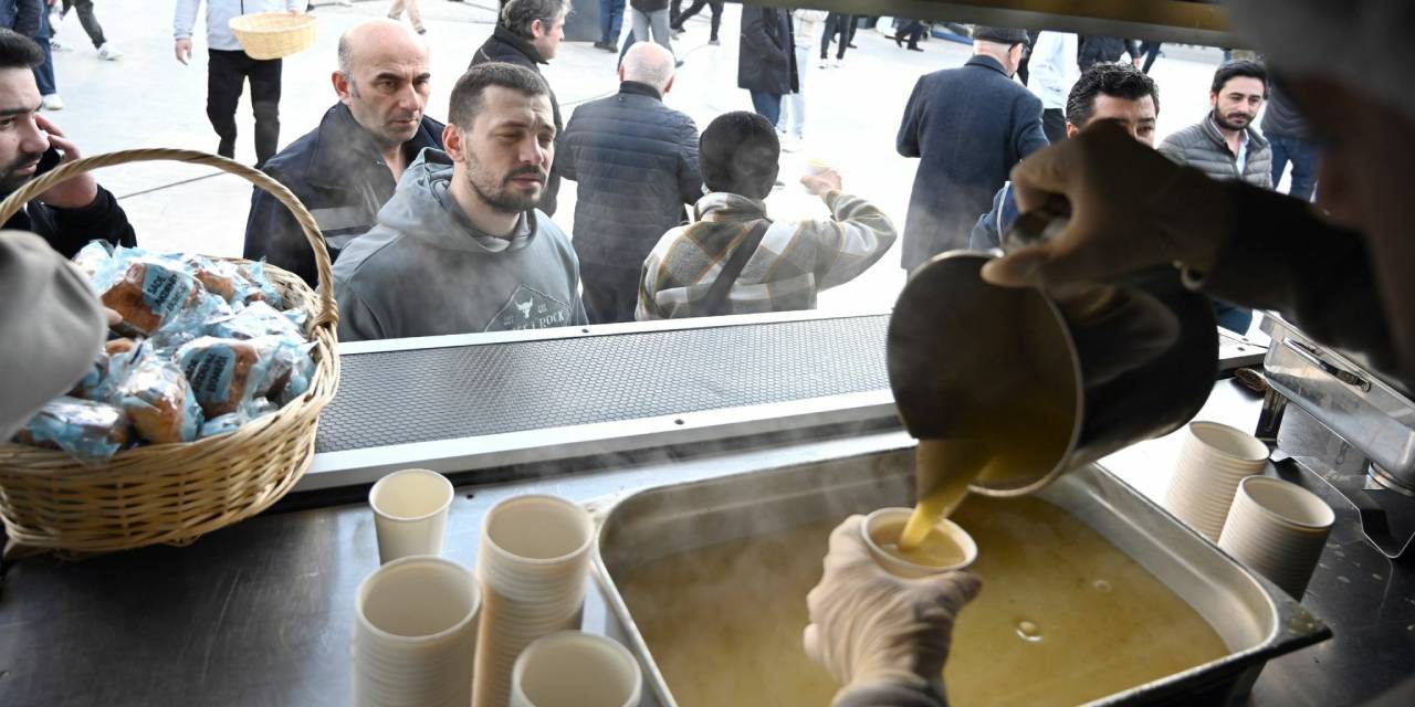 Beşiktaş Belediyesi’nden vatandaşlara sıcak çorba ikramı