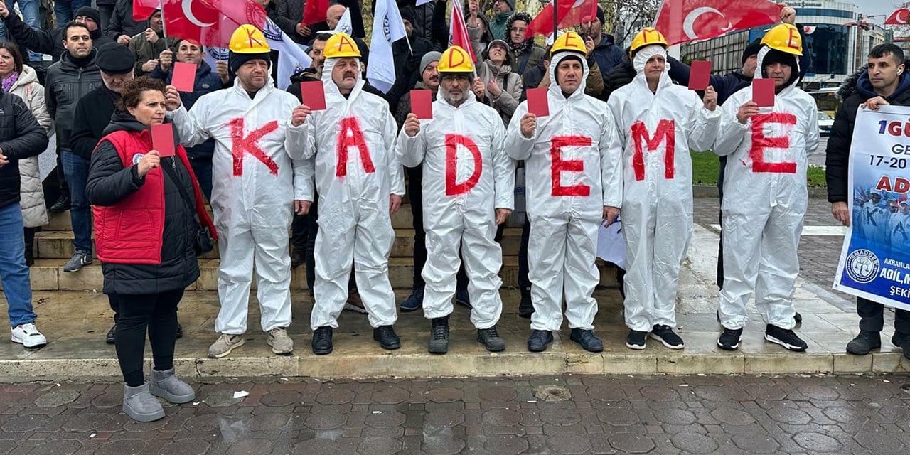 Kademeli emeklilik bekleyenlerden iktidara kırmızı kartlı protesto