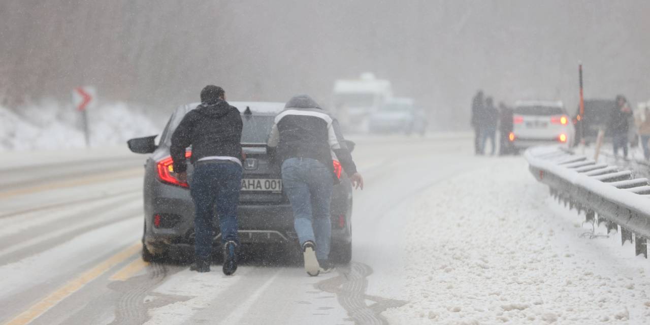 Kırklareli'de kar yağışı! Araçlar yolda mahsur kaldı