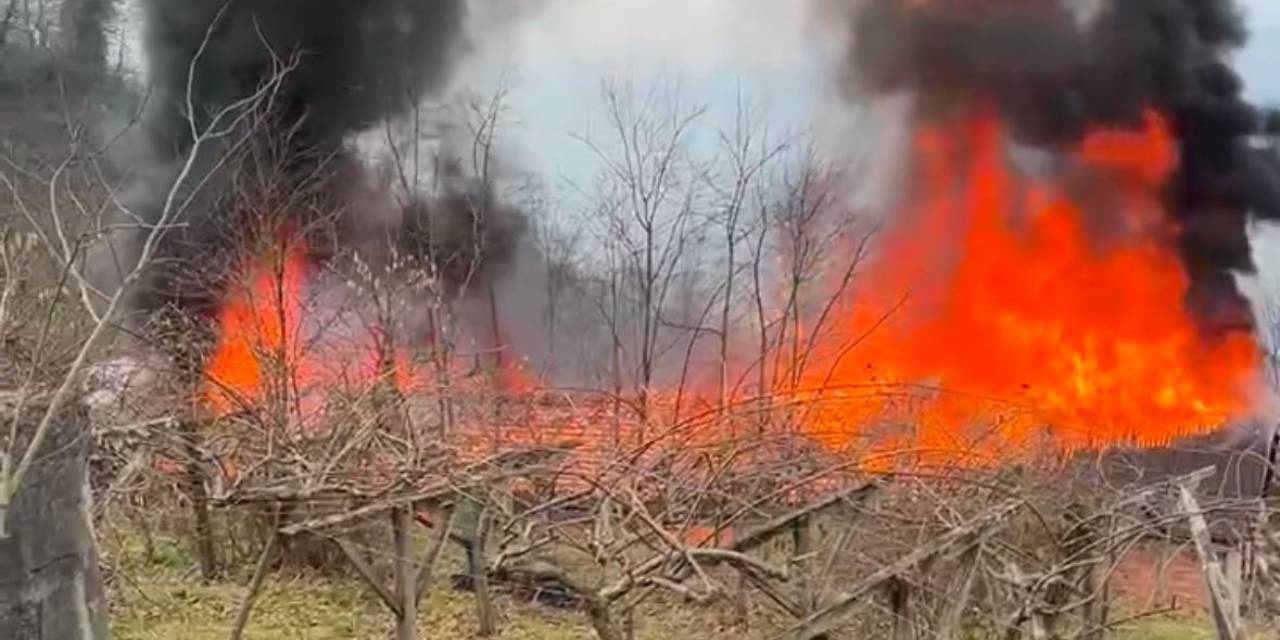 İş yerinde başlayan yangın yandaki depoya sıçradı