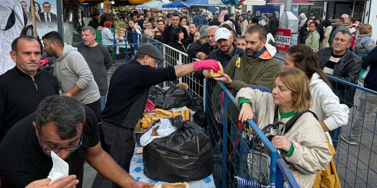 Hamsi festivalinde 3 ton hamsi dağıtıldı. 100 metreden fazla kuyruk oluştu