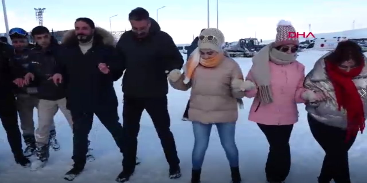 Hakkari'de kayak sezonu halaylarla açıldı