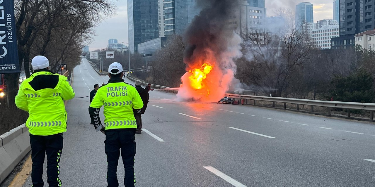 Lüks araç seyir halinde alev aldı, küle döndü