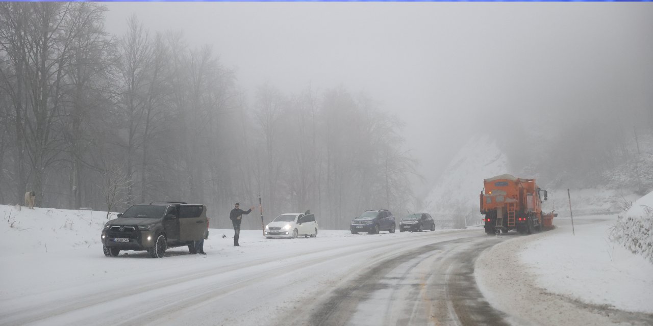 Kar yolları kapattı