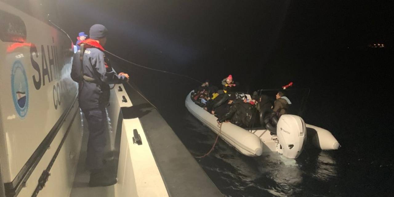 İzmir açıklarında Yunanistan'ın ittiği 27 kaçak göçmen kurtarıldı