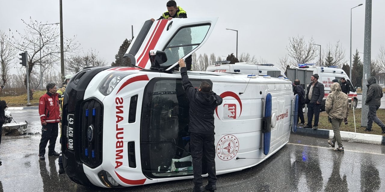 Kütahya'da otomobil ile ambulansın çarpıştığı kazada 4 kişi yaralandı