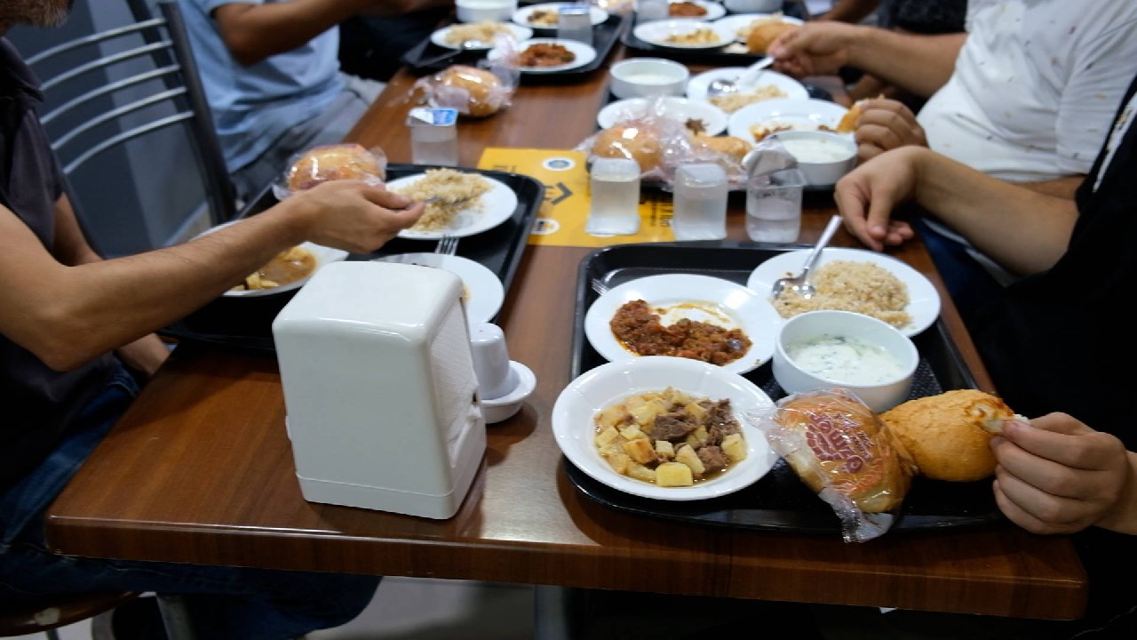 Bu lokantada öğrencilere yemek ücretsiz. İlk kez bir kasaba belediyesinde halk lokantası açıldı