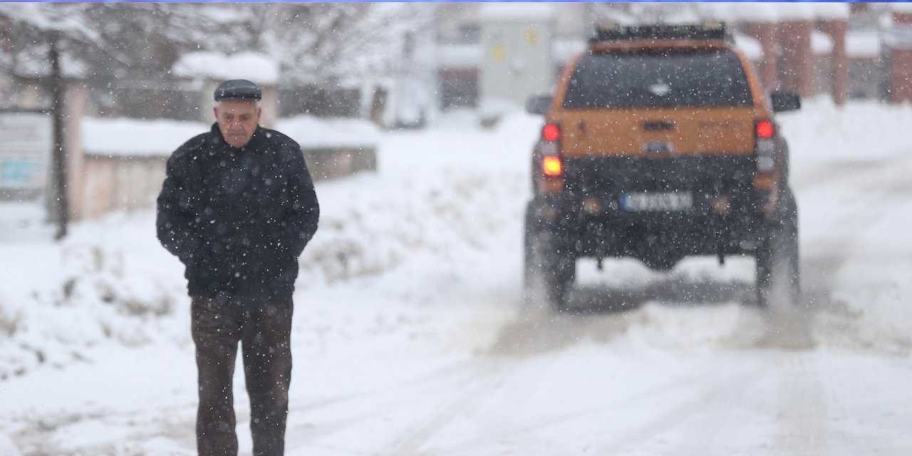 O kadar kar yağıyor o kadar kar yağıyor ki evlerinden zor çıkıyorlar