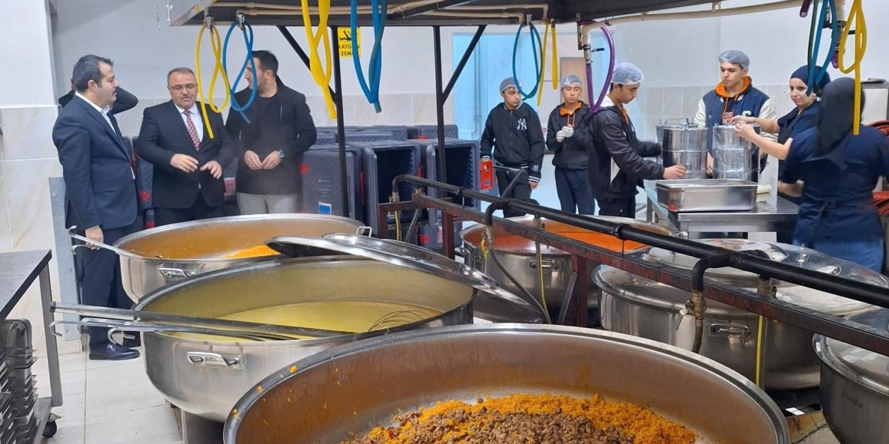 Bu lise yemek yapıyor ve  para kazanıyor!