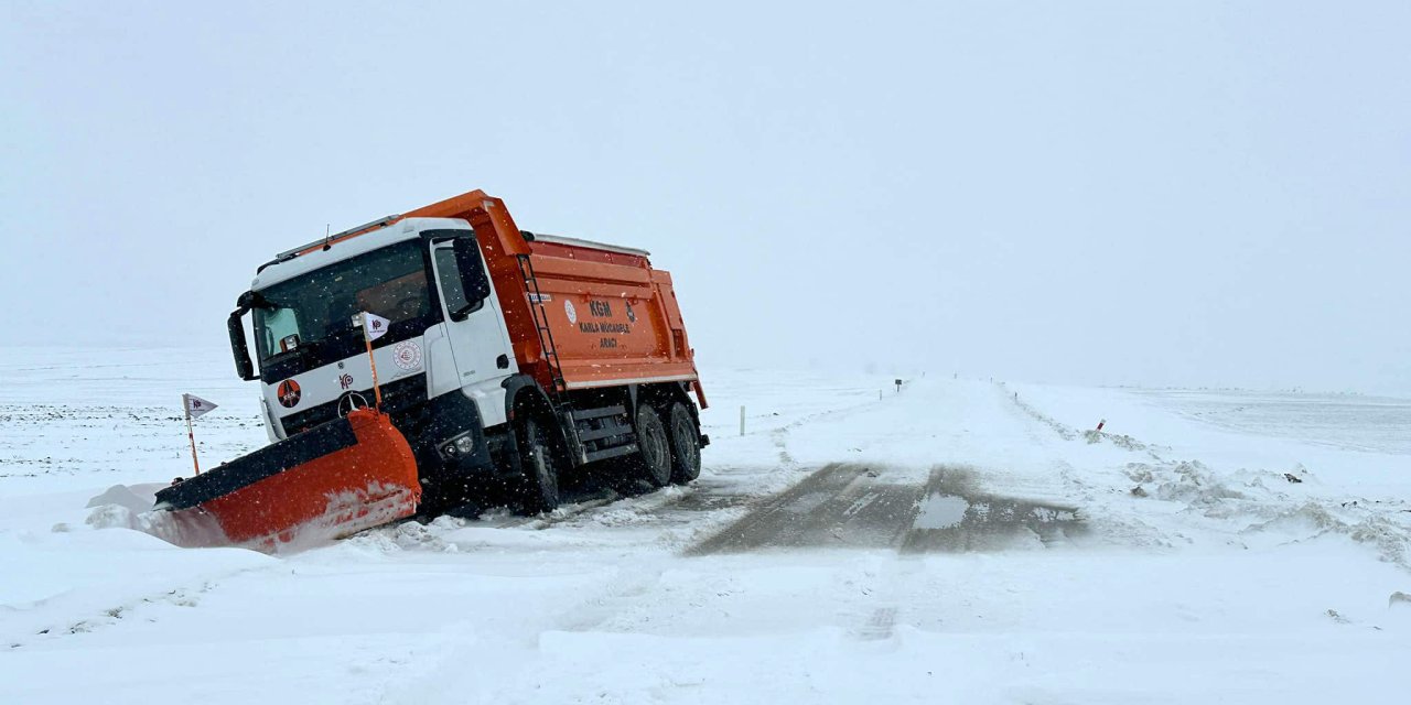 Edirne'de iş makinesi kara saplandı