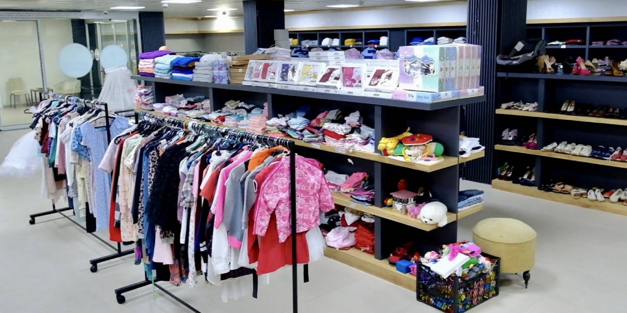 CHP'nin sosyal marketinde ayakkabıdan bebek bezine her şey bedava dağıtılıyor