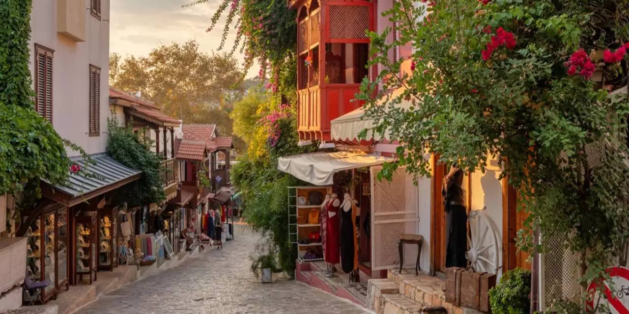 Antalya rekor kırdı. Akın akın geldiler