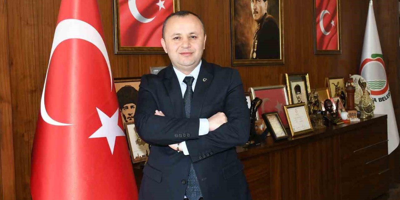 Belediye başkanı aynı aileden olan 35 personeli işten çıkardı