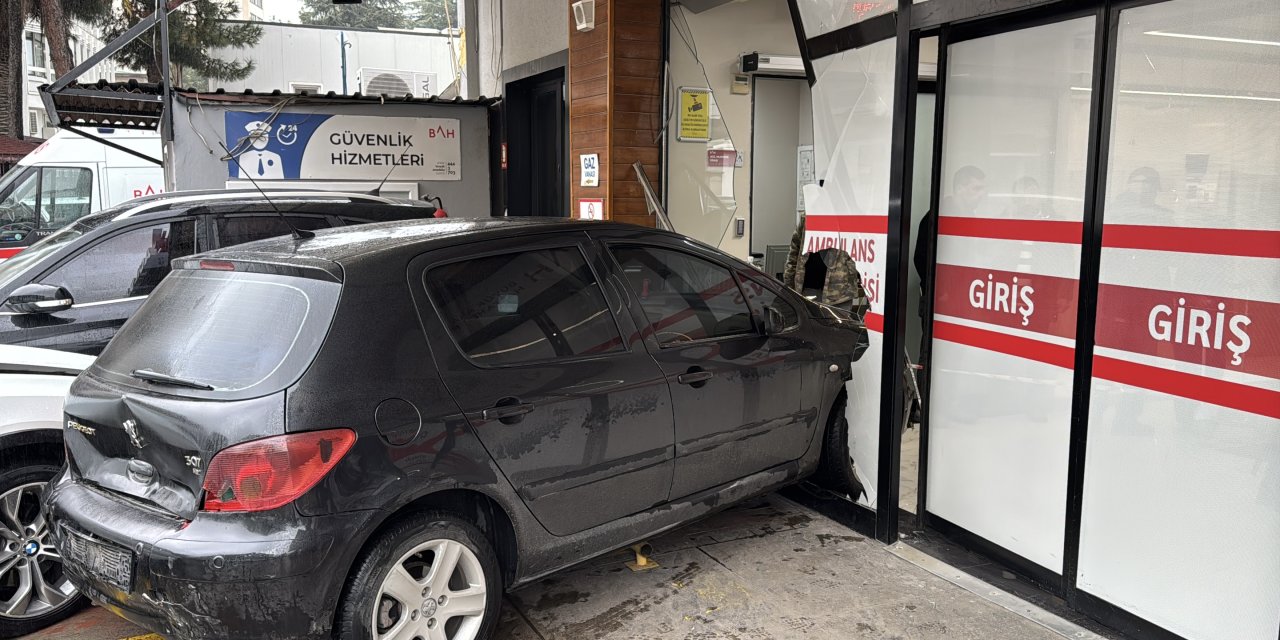 Samsun'da cipin çarptığı otomobil acile girdi