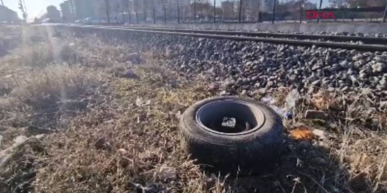 Tren otomobile çarptı. Ölü ve yaralı var