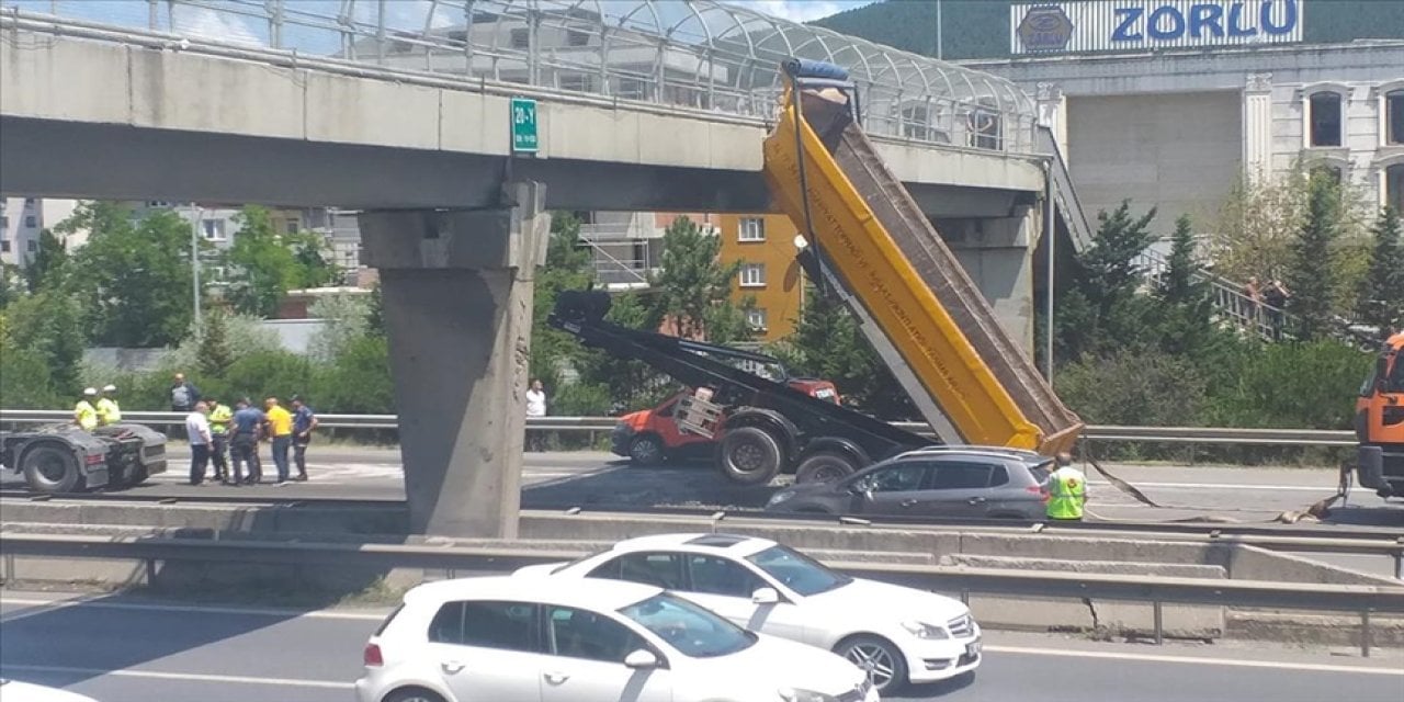 Çekici üzerindeki kamyonun kasası üst geçide çarptı