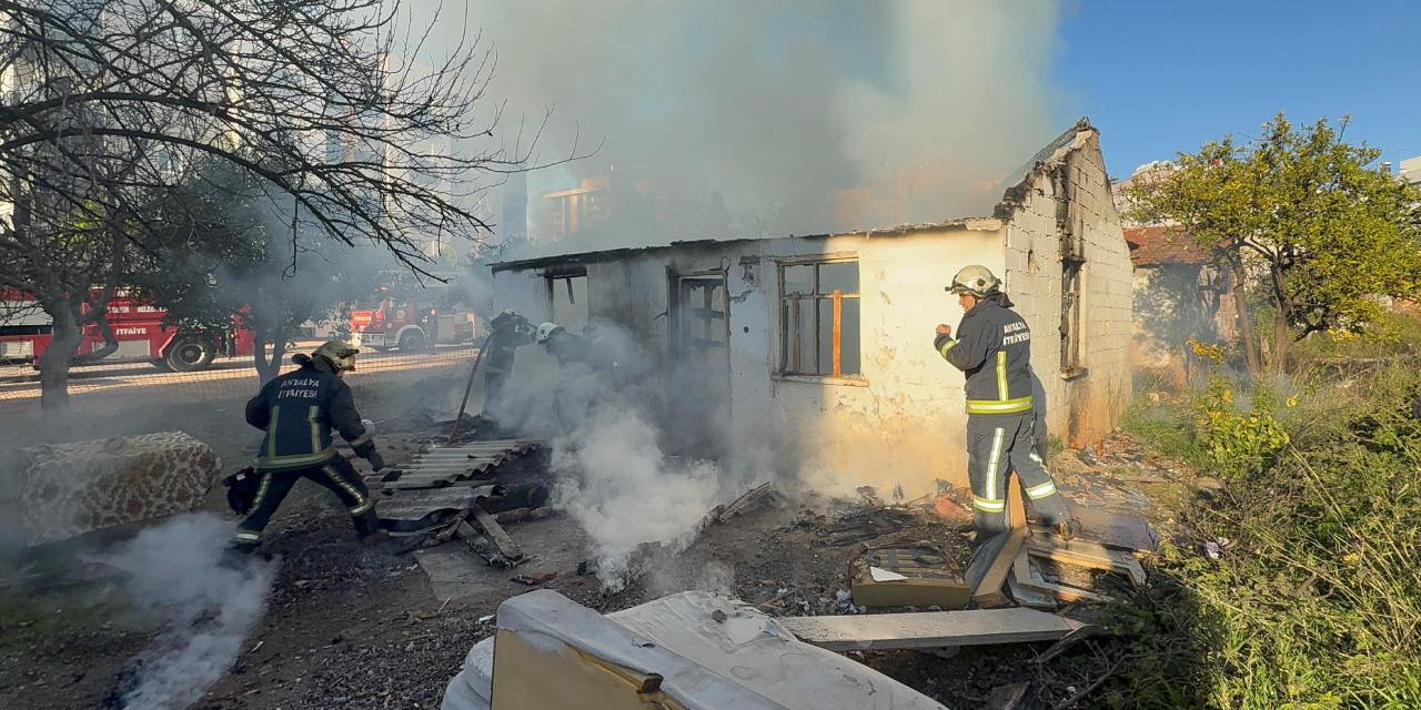 Gecekondu alev alev yandı