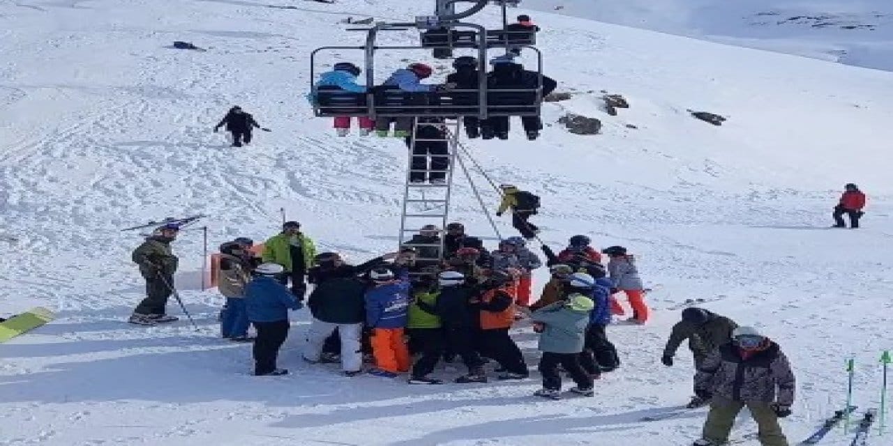 Kayak merkezinde teleferik kazası: 30 yaralı