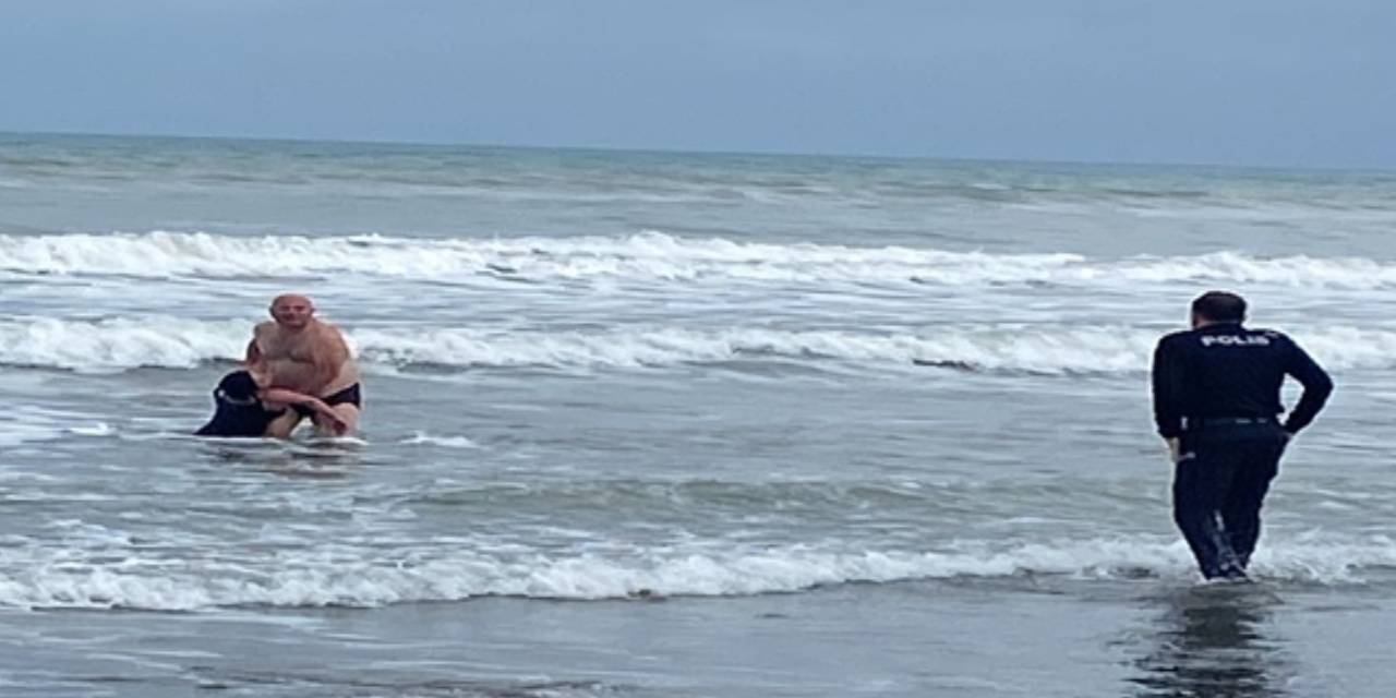 Denizde panik. Genç kadın bir anda atladı