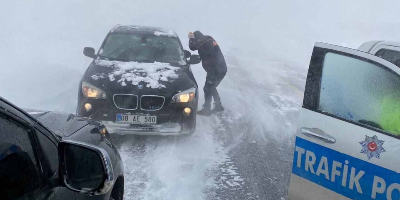 Kar yolları kapadı. Araçlar yolda kaldı