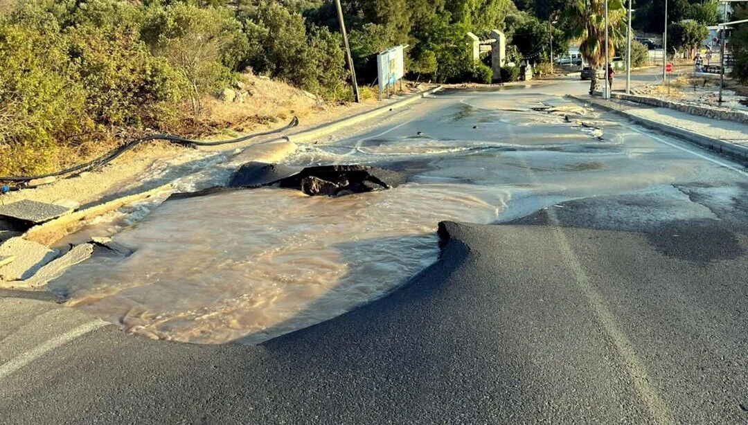 Bodrum'da yol ortasında göçük oluştu