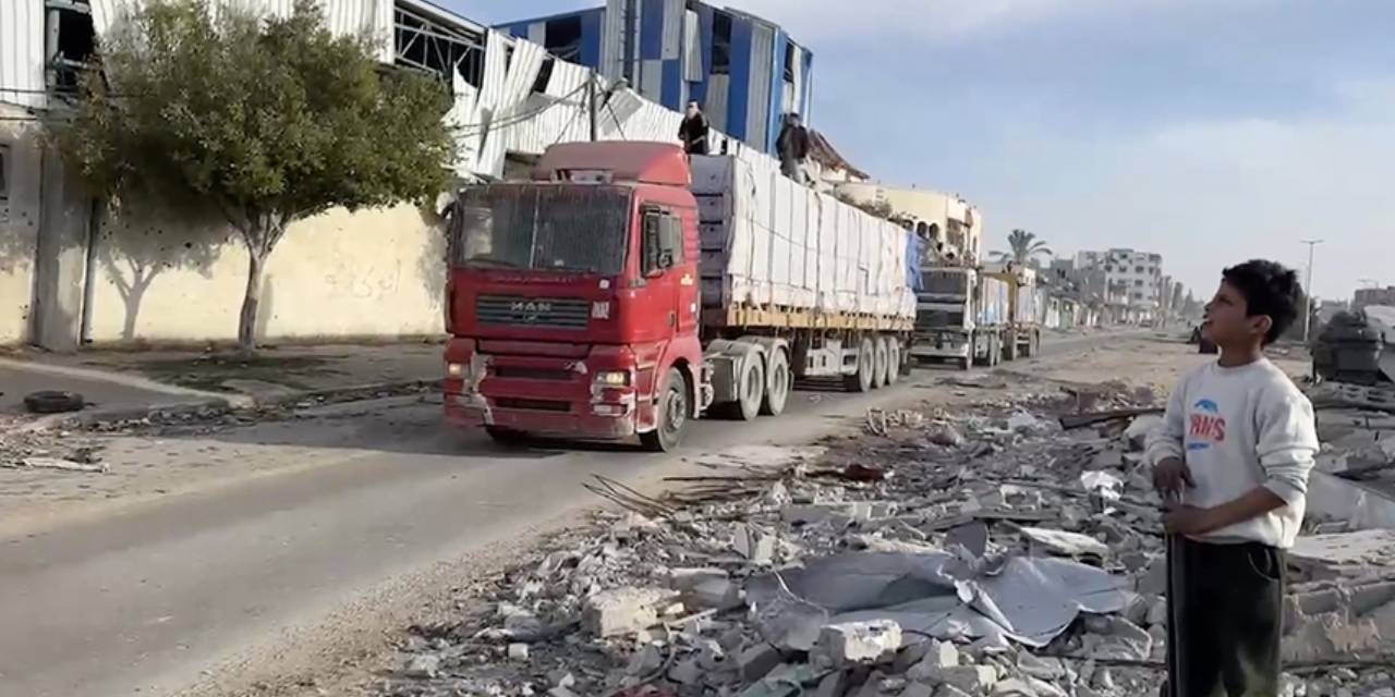 Gazze'de ateşkesin ilk gününde 552 yardım tırı bölgeye giriş yaptı