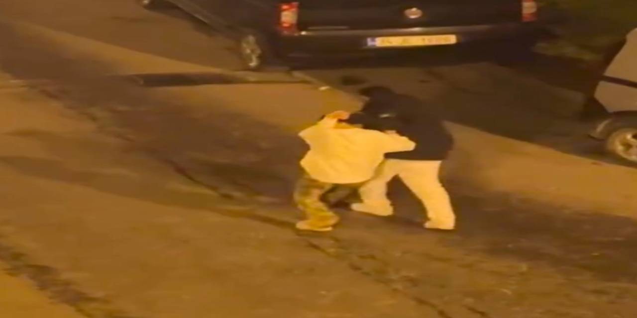 Yer: Beyoğlu. Sokak ortasında genç kadını darbetti