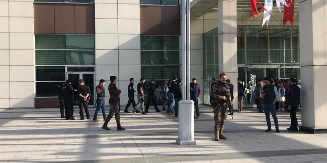 Evlendirme dairesi önünde silahlı kavga!