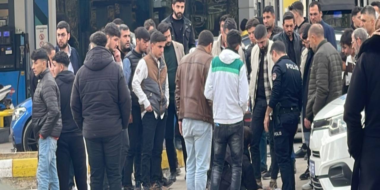 Yoldan geçenleri bıçakla tehdit etti