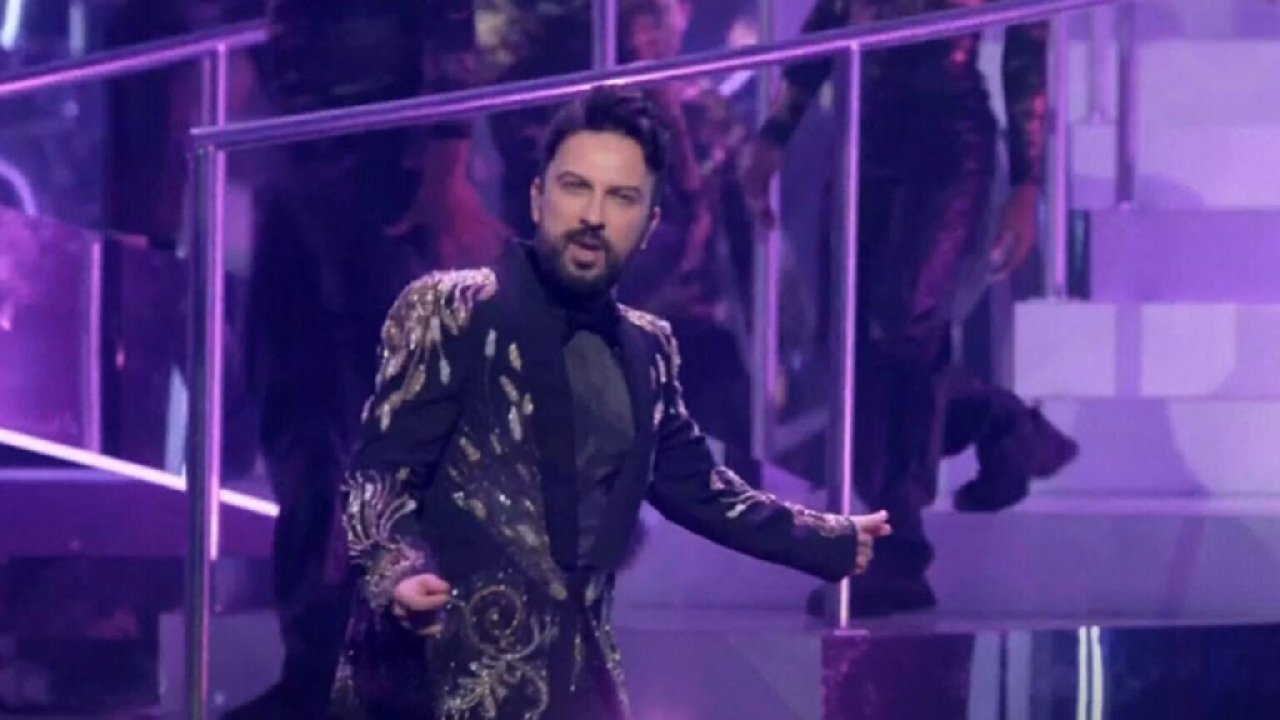 Tarkan sahnedeyken ünlü şarkıcının silikonları patladı