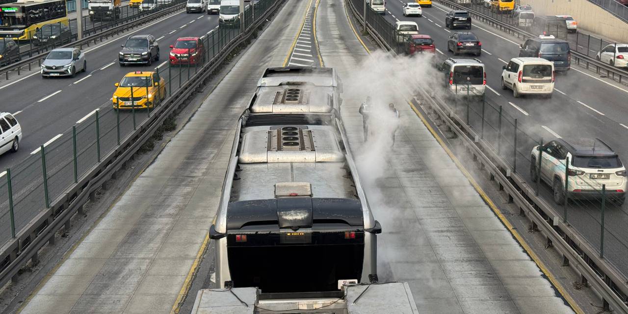Metrobüste korkutan dakikalar: Yolcular tahliye edildi