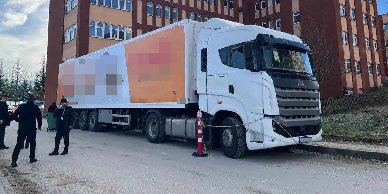 Morg krizine yürek sızlatan görüntü. Acı içinde tırdan çıkacak cesetleri beklediler