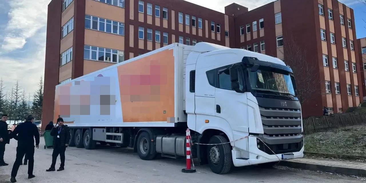 Bolu'da hastanenin önündeki utanç TIR'ı kaldırıldı