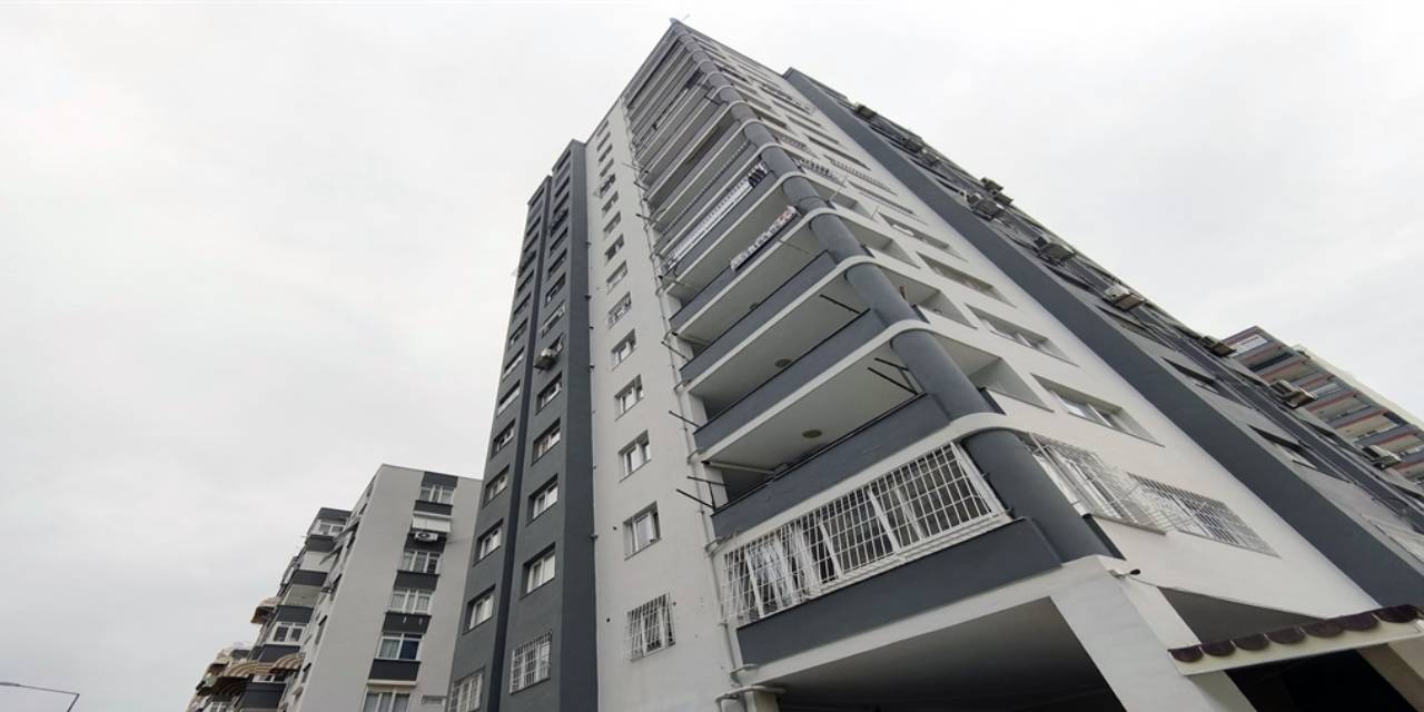 13’üncü kattaki pencereden düşerek öldü