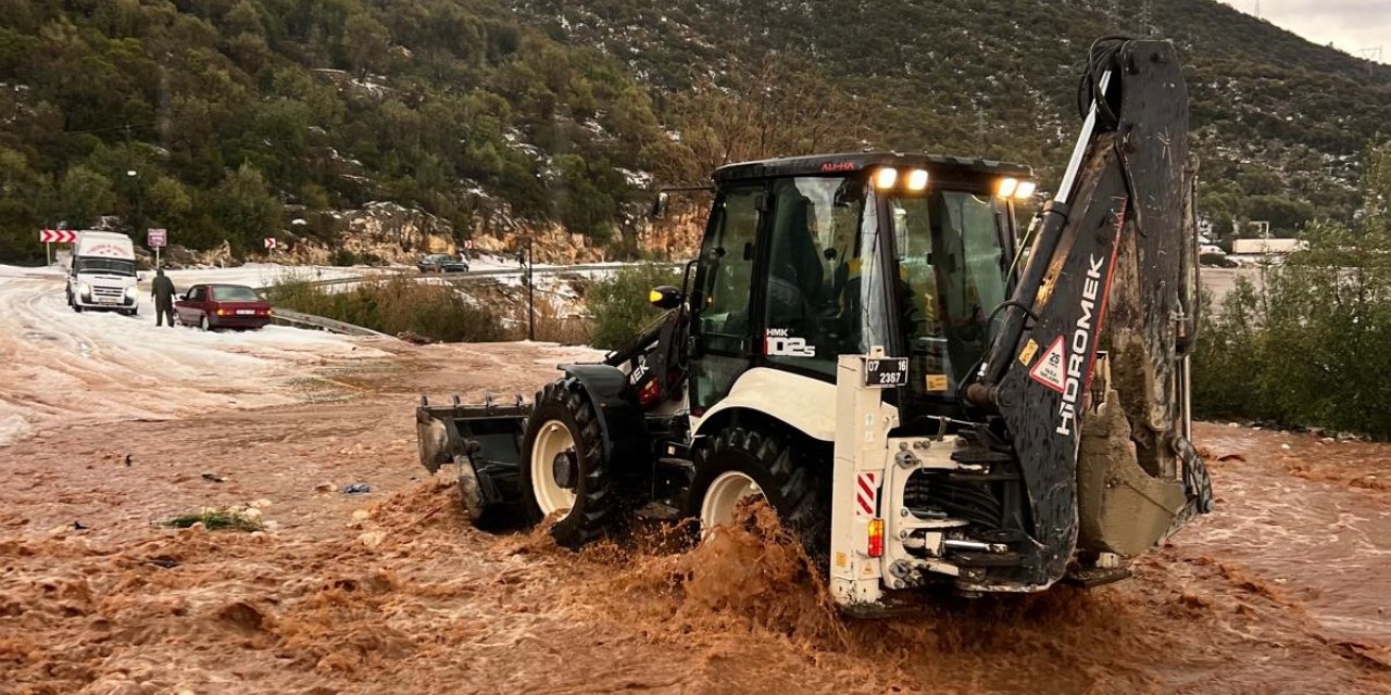 Antalya'da yol ulaşıma kapandı
