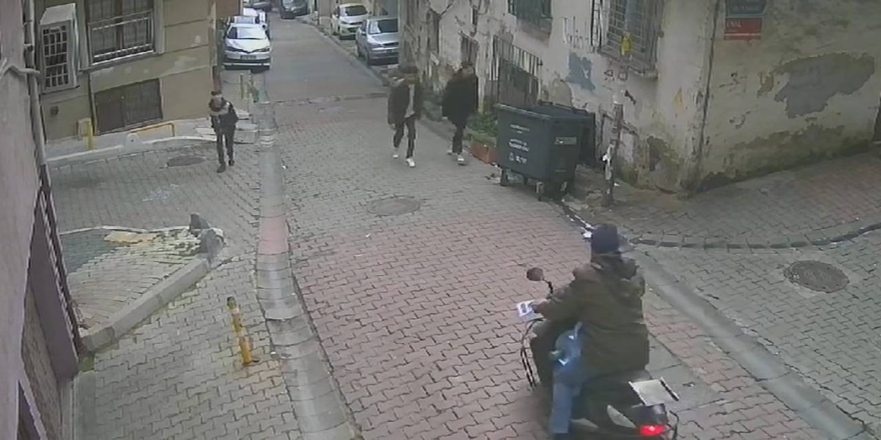 İki kardeşe sokak ortasında silahlı saldırı: Güvenlik kameraları saniye saniye kaydetti