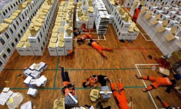 Endonezya'da 272 sandık görevlisi oy sayarken öldü