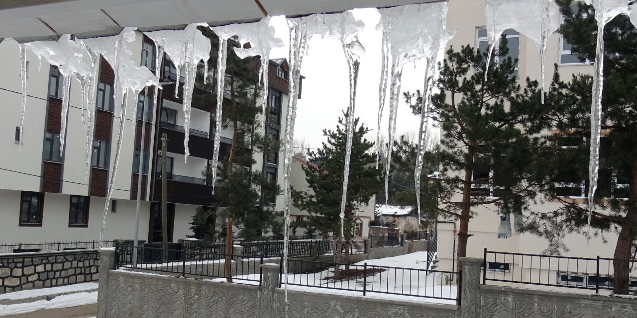 Yok böyle soğuk! Çatılardan kılıç gibi buz sarktı evlerinden kimse çıkamadı