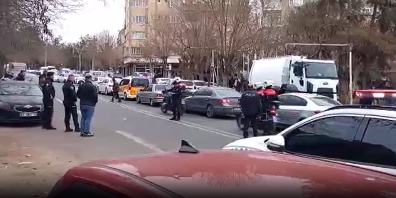 Yolda yürürken vurdu: Gözcüsünü de alıp kaçtı