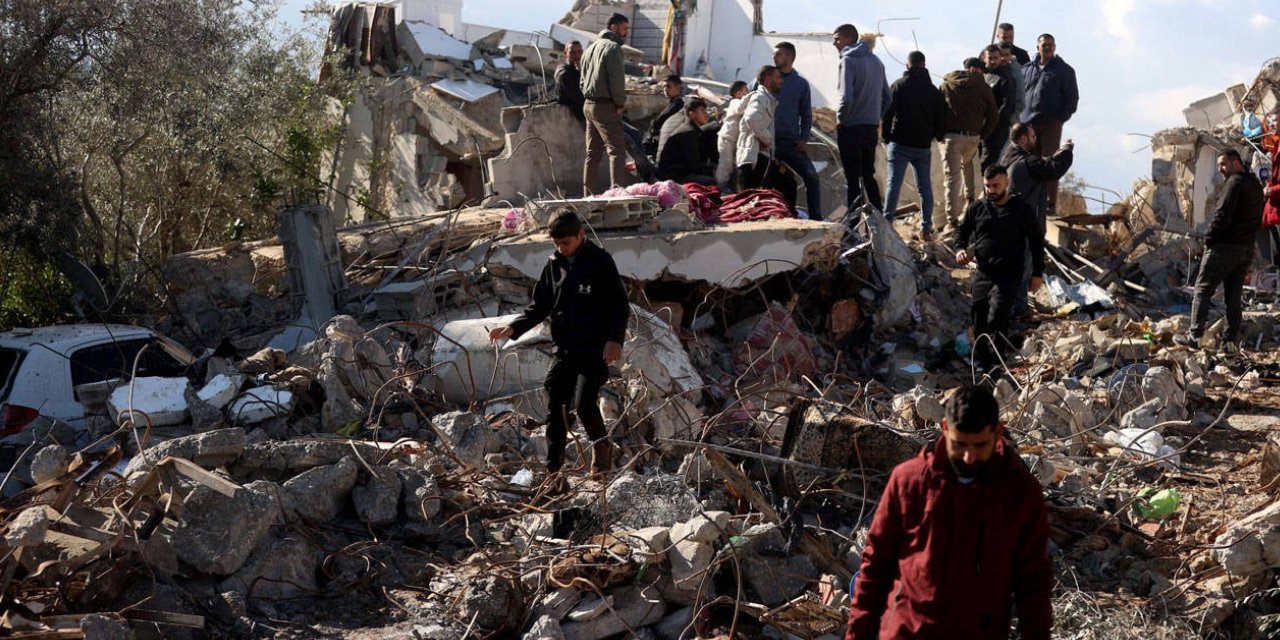 İsrail ordusu Filistinlilerin evlerini ateşe verdi