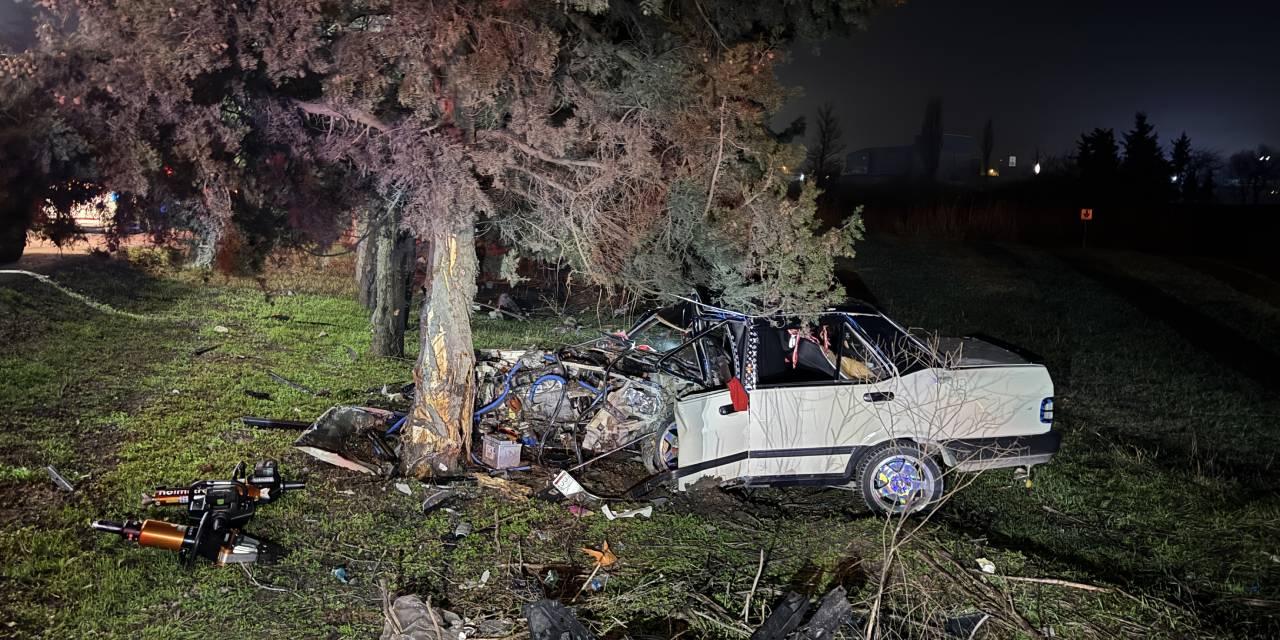 Ağaca çarpan otomobil demir yığınına döndü