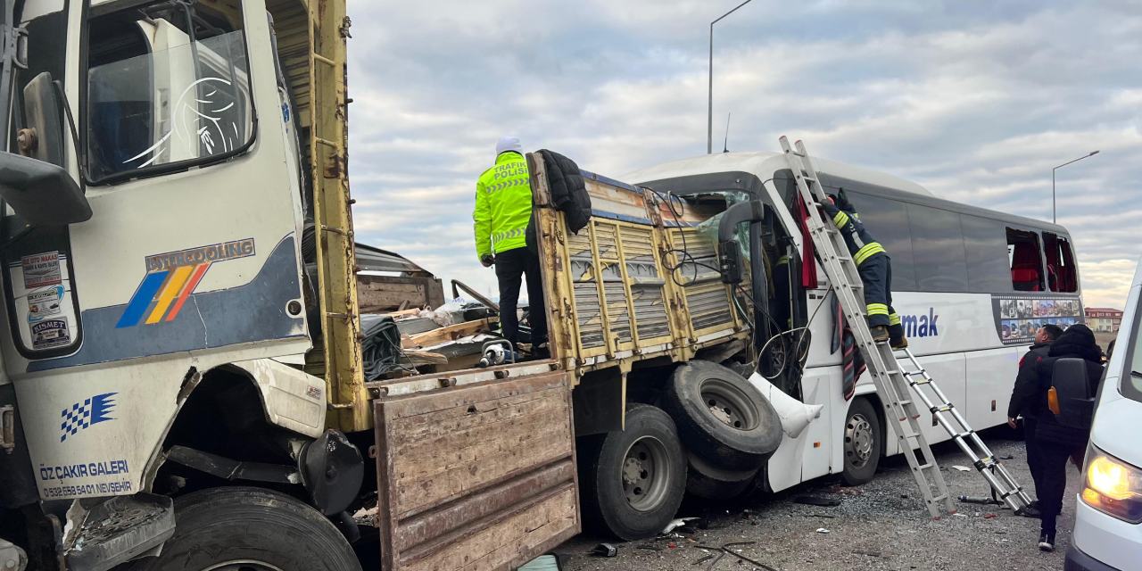 TIR kamyon ve yolcu otübüsü çarpıştı! 2 kişi öldü